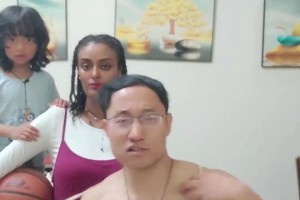 一网红晒视频：为了中国篮球事业，哥们娶了1米82埃塞俄比亚媳妇😂