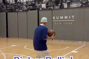 😂歌手球风都那么潇洒吗？贾斯汀比伯在球馆练球！